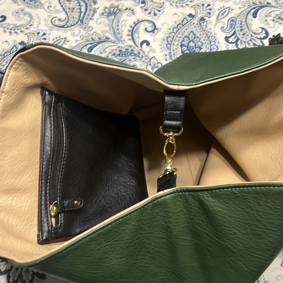 Gorgeous green and black man made leather bucket bag with 3 tassels - Picture 3 of 8